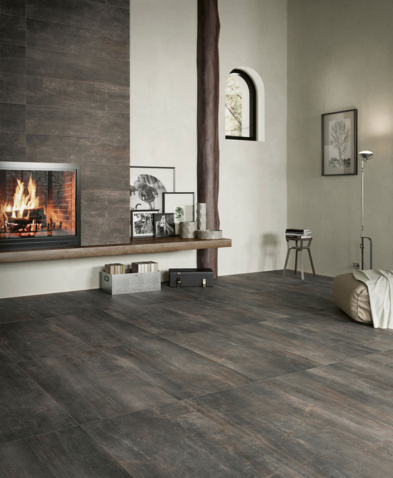 Serenissima Fossil Piombo en situation — carrelage effet marbre