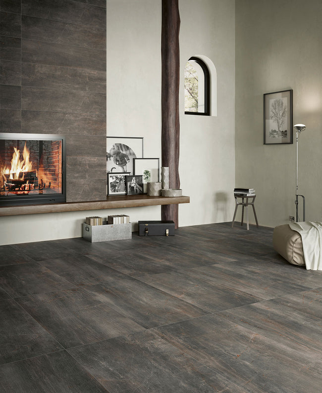 Serenissima Fossil Piombo en situation — carrelage effet marbre