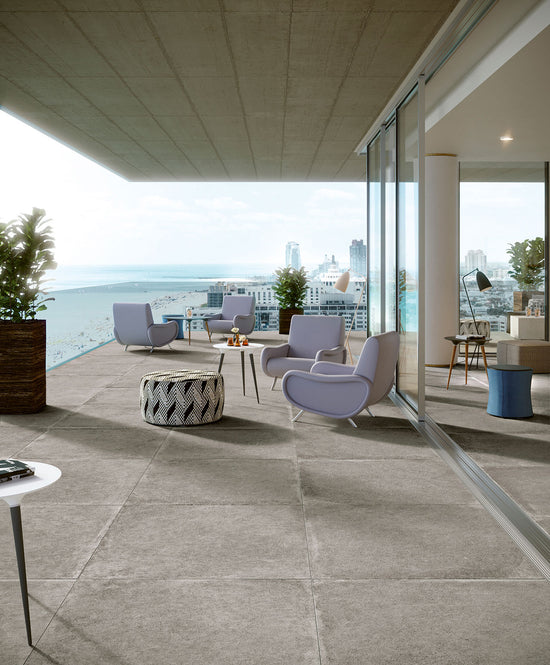 Serenissima Materica Perla en situation — carrelage effet béton