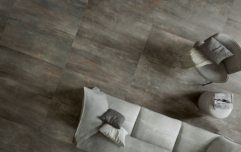 Serenissima Fossil Piombo en situation — carrelage effet marbre