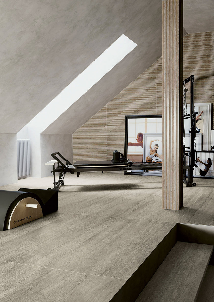 Serenissima Travertini Due Travertino Greige en situation — carrelage effet travertin