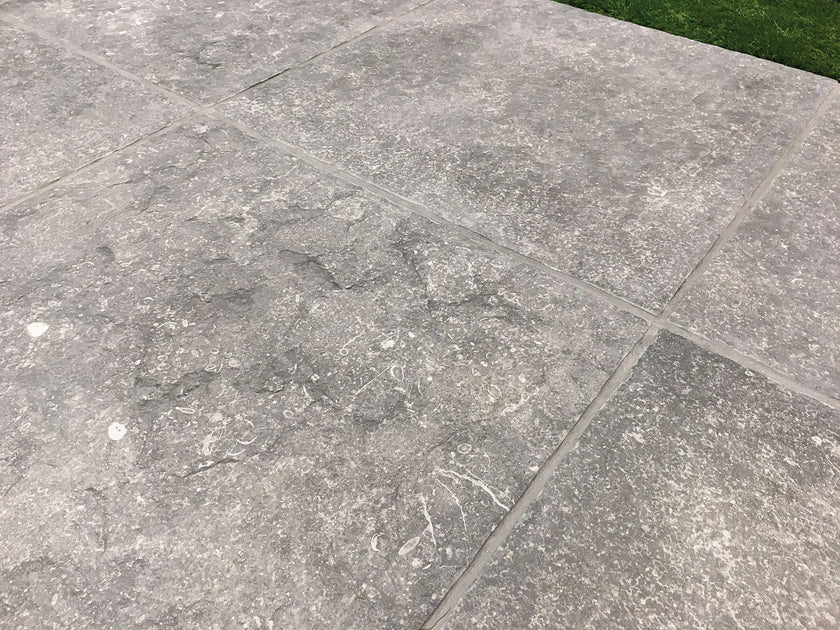 B&B Cassio Grigio en situation — carrelage effet pierre