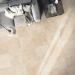 B&B Travertino Extra Light en situation — carrelage effet pierre