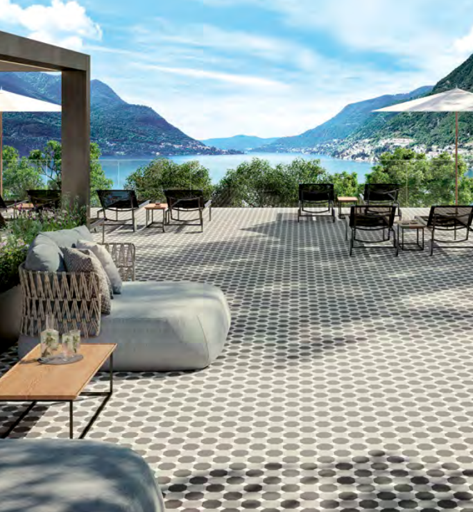 Terrasse au sol en octogones 10x10 et cabochons, CE.SI. Ottagono