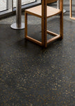 Fioranese Bits Black en situation — carrelage effet terrazzo