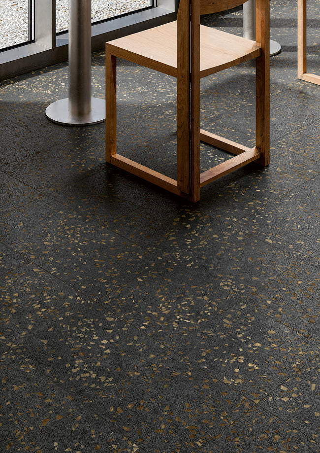 Fioranese Bits Black en situation — carrelage effet terrazzo