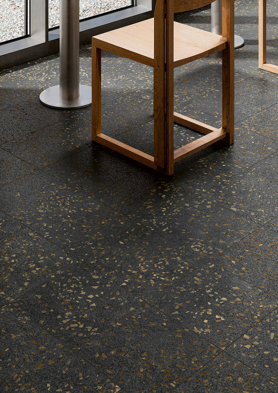 Fioranese Bits Black en situation — carrelage effet terrazzo