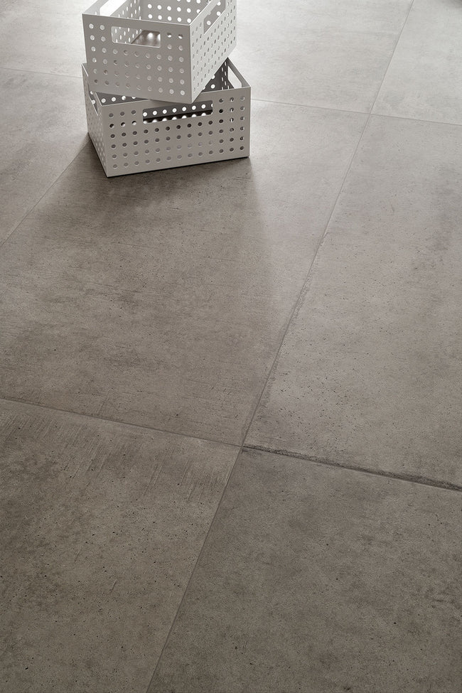 Fioranese Dot Grigio Scuro en situation — carrelage effet béton