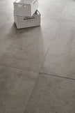 Fioranese Dot Grigio Scuro en situation — carrelage effet béton