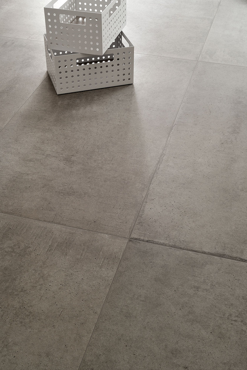 Fioranese Dot Grigio Scuro en situation — carrelage effet béton