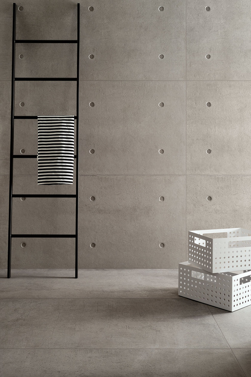 Fioranese Dot Grigio Scuro en situation — carrelage effet béton