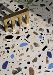 Fioranese Fio. Ghiaia Maxi Grigio en situation — carrelage effet terrazzo