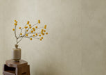 Fioranese Fusion Sage en situation — carrelage effet pierre et enduit