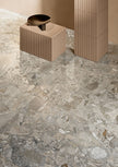 Fioranese Fusion Fawn en situation — carrelage effet pierre et enduit