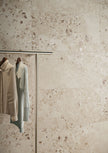 Fioranese I Cocci Siciliani Bianco en situation — carrelage effet pierre