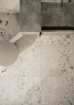 Fioranese I Cocci Siciliani Grigio en situation — carrelage effet pierre