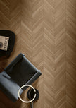 Décor chevron Margres Bare&Bold Bare Dark Beige 10x50 en ambiance salon