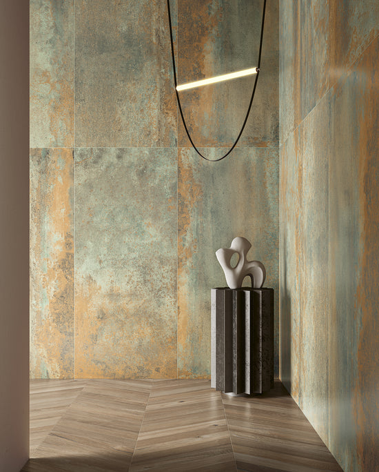 Serenissima Costruire Verde en situation — carrelage effet métal