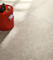 Serenissima Grande in Falda Travertino Navona en situation — carrelage effet marbre