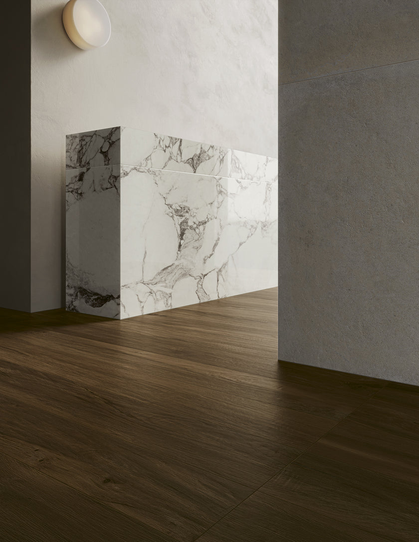 Serenissima I Lecci Leccio Verniciato en situation — carrelage effet bois