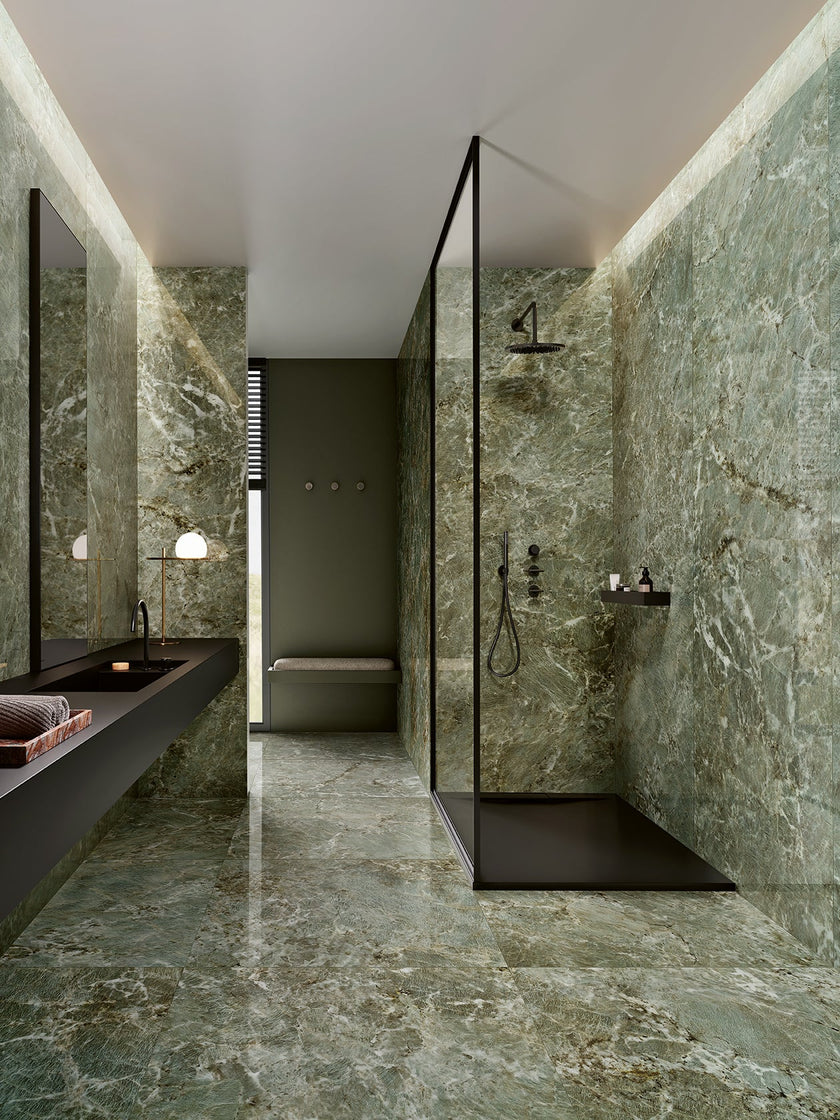 Dalle Margres Linea Endless Amazonite polie en ambiance salle de bains