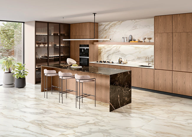 Dalles Margres Linea Endless Calacatta Gold Smooth et Port Black polie en ambiance
