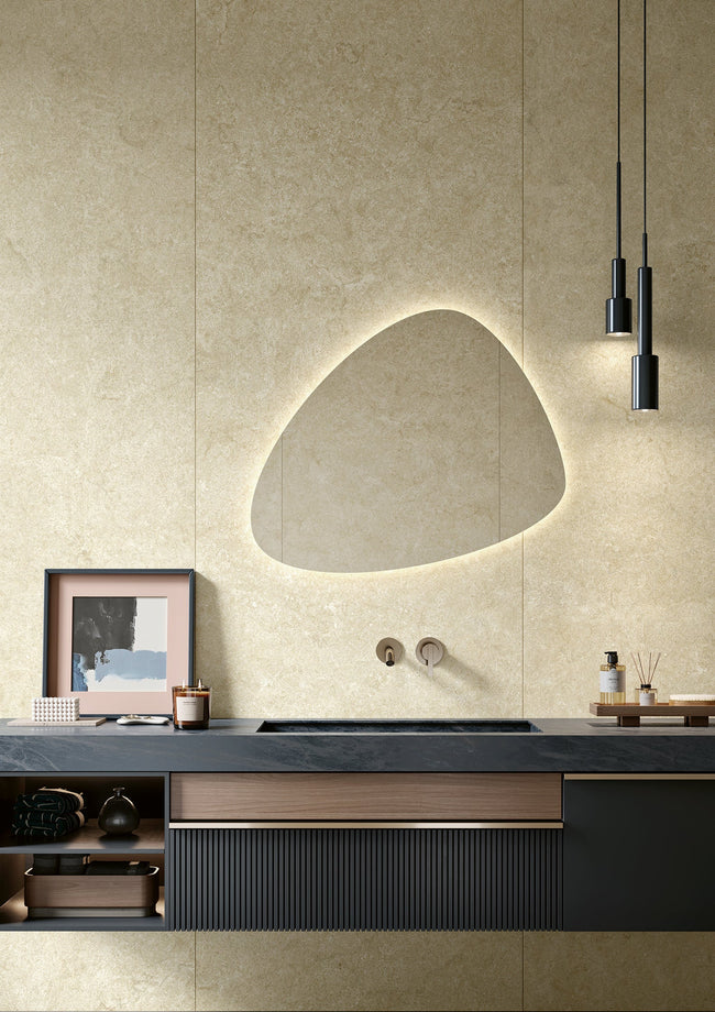 Carrelage Margres Linea Slabstone White naturel rectifié en ambiance salle de bains