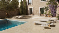 NOVOCERAM RACINES OPUS ROMAIN VALENTIA OUTDOOR PLUS 20 mm — Clair en extérieur, plage de piscine