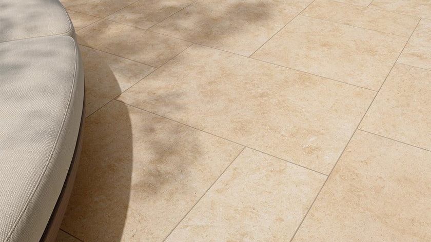NOVOCERAM RACINES OPUS ROMAIN VALENTIA OUTDOOR PLUS 20 mm — Clair en composition, hall Outdoor Plus (détail)