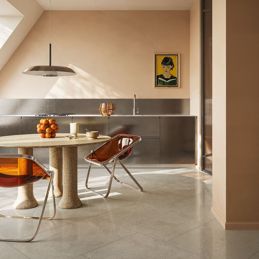 Serenissima Pietra di Portland Greige en situation — carrelage effet pierre