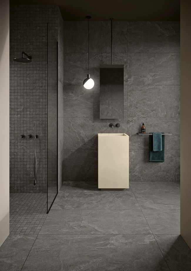Mosaïque Margres Thunder Anthracite 3,5x3,5 sur trame 30x30 en ambiance douche