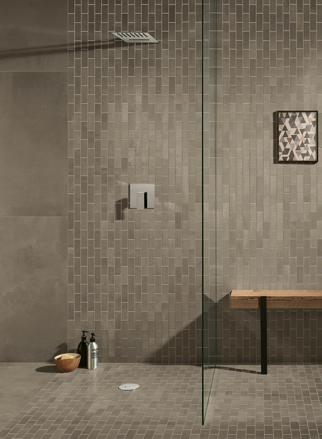 Carrelage Margres Tool Grey 90x90 adouci en ambiance avec décor bricks