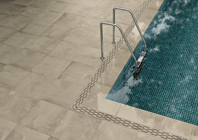 Dalles Margres Tool Tortora 60x60 20 mm en ambiance pourtour de piscine