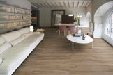 CRZ64 Valentino en situation — carrelage effet bois
