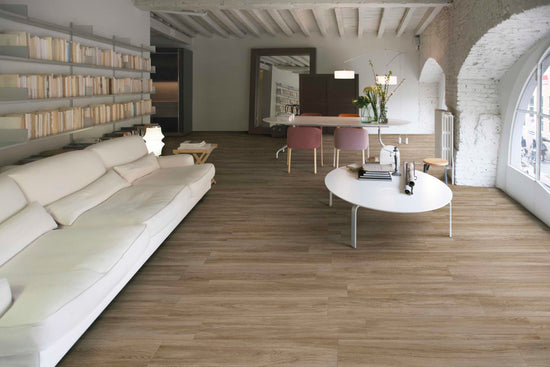 CRZ64 Valentino en situation — carrelage effet bois