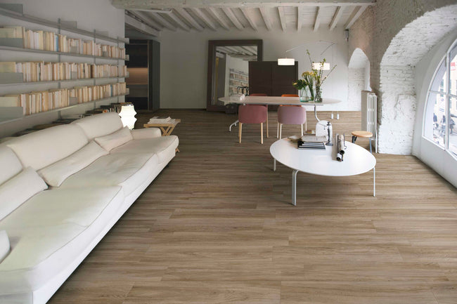CRZ64 Valentino en situation — carrelage effet bois