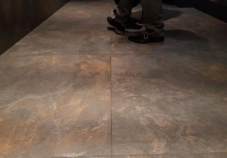 ARCANA Lithos en situation — carrelage effet pierre