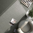 ARCANA Mousse en situation — carrelage effet béton