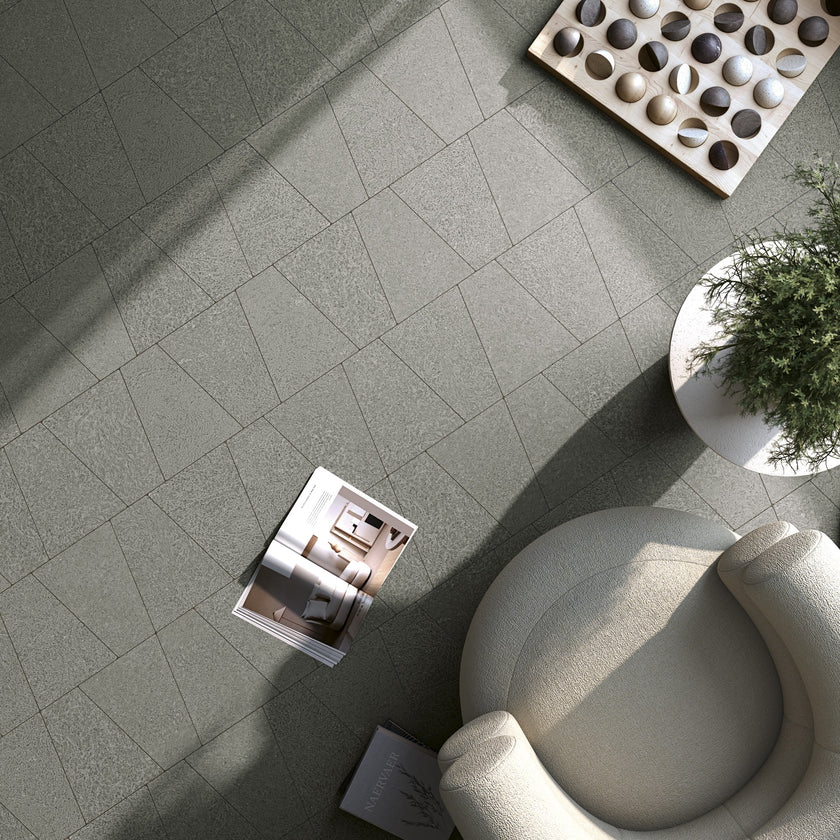 ARCANA Mousse en situation — carrelage effet béton