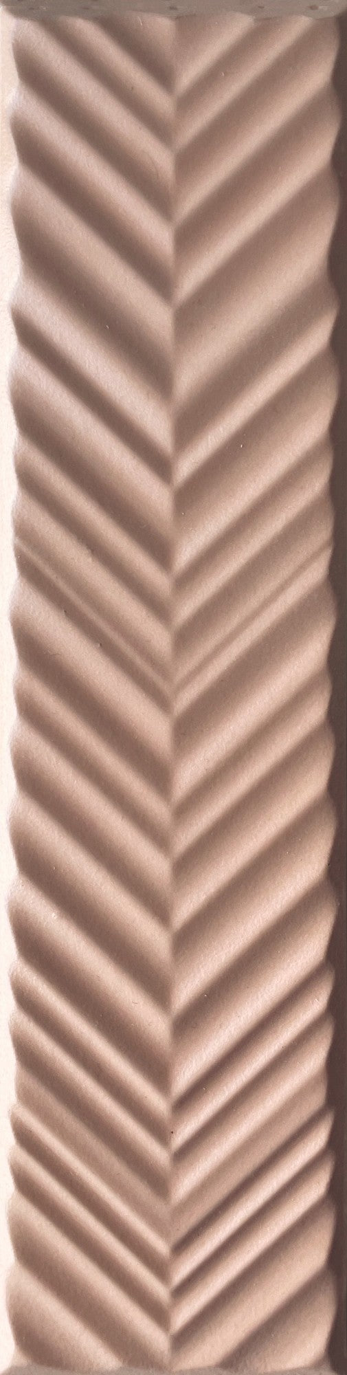 Carrelage Elios Dust Chevron Blush 5x20 cm — packshot carreau, réf. 03E5C30