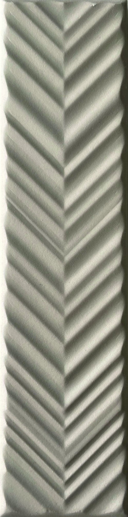 Carrelage Elios Dust Chevron Dove 5x20 cm — packshot carreau, réf. 03E5C40