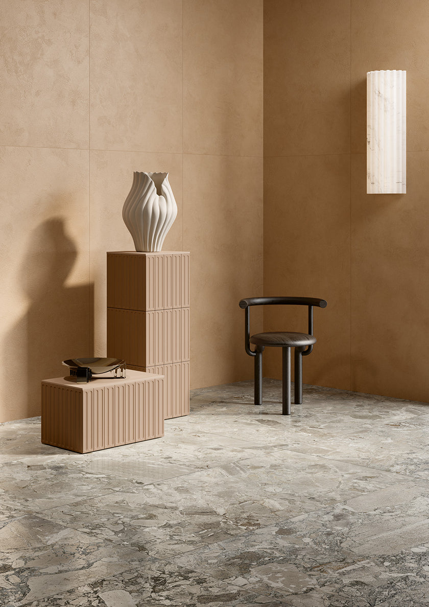 Fioranese Fusion en situation — carrelage effet pierre et enduit