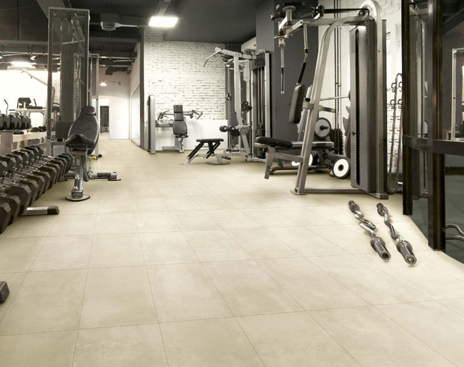 Salle de sport au sol en carrelage Margres Tool 60x60 effet béton beige