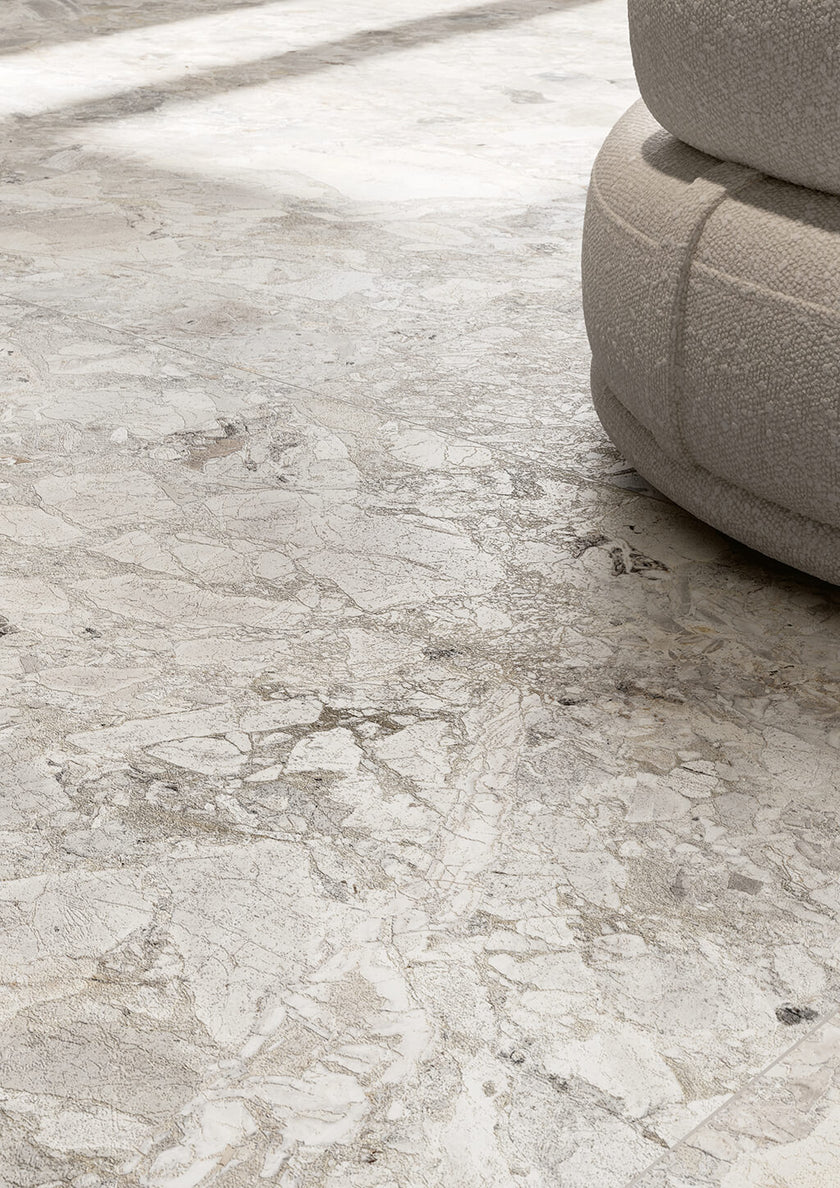Fioranese Fusion Shell en situation — carrelage effet pierre et enduit
