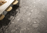 Fioranese Frammenta Grigio Scuro en situation — carrelage effet pierre