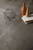 POLIS It’s Different en situation — carrelage effet métal
