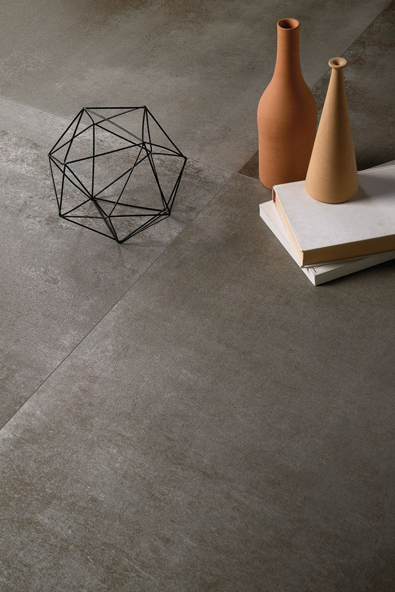 POLIS It’s Different en situation — carrelage effet métal